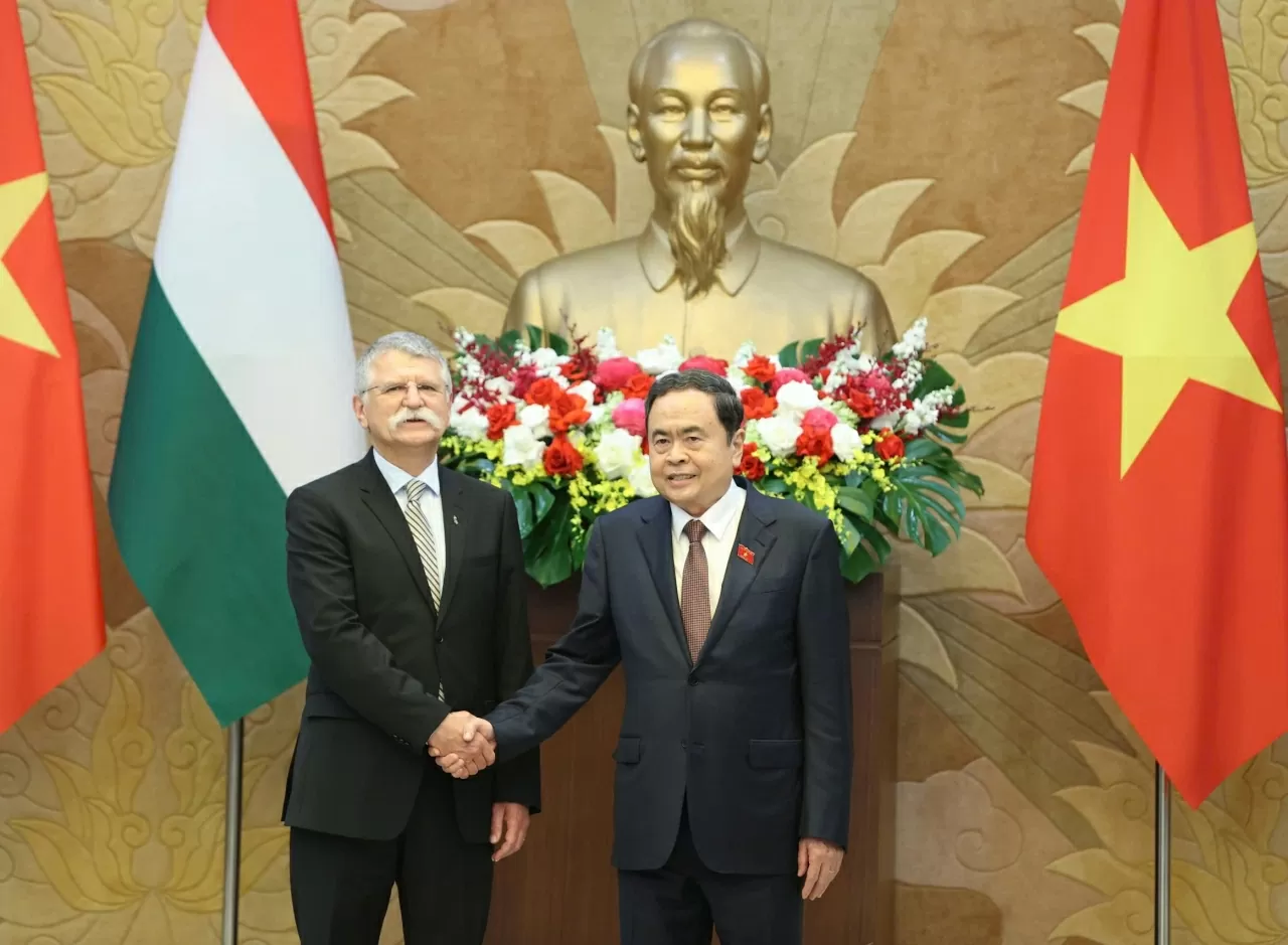 Chủ tịch Quốc hội Trần Thanh Mẫn chủ trì Lễ đón Chủ tịch Quốc hội Hungary Kover Laszlo chụp ảnh trước khi tiến vào Hội đàm. (Ảnh: Thành Long)