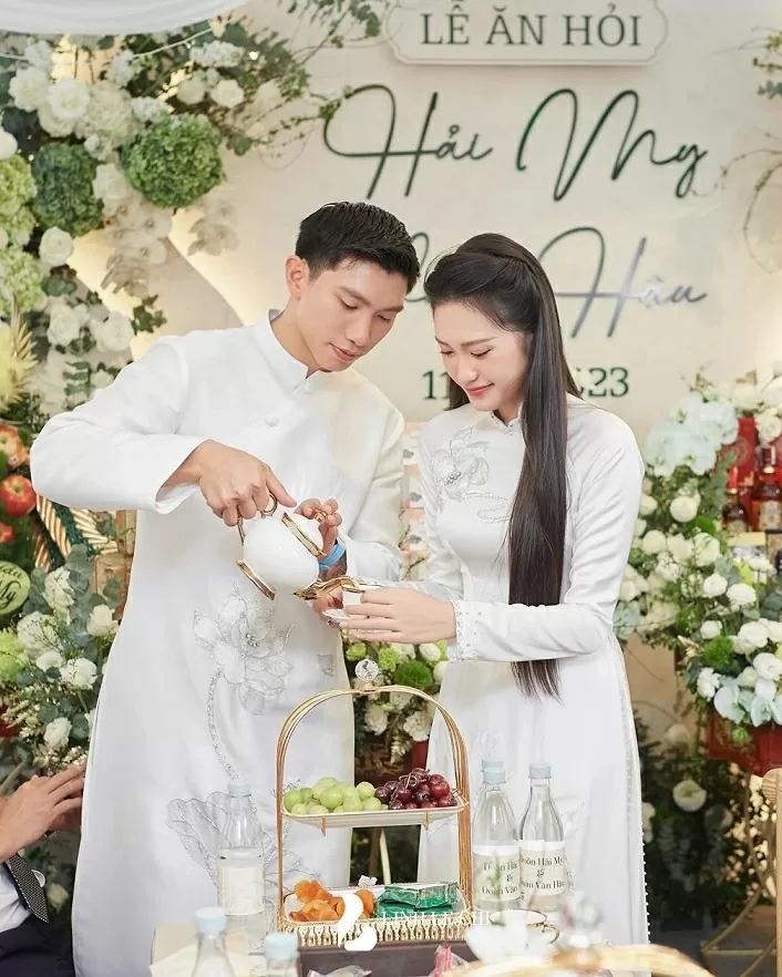 Gia đình Văn Hậu chụp ảnh kỷ niệm hai năm ngày cưới