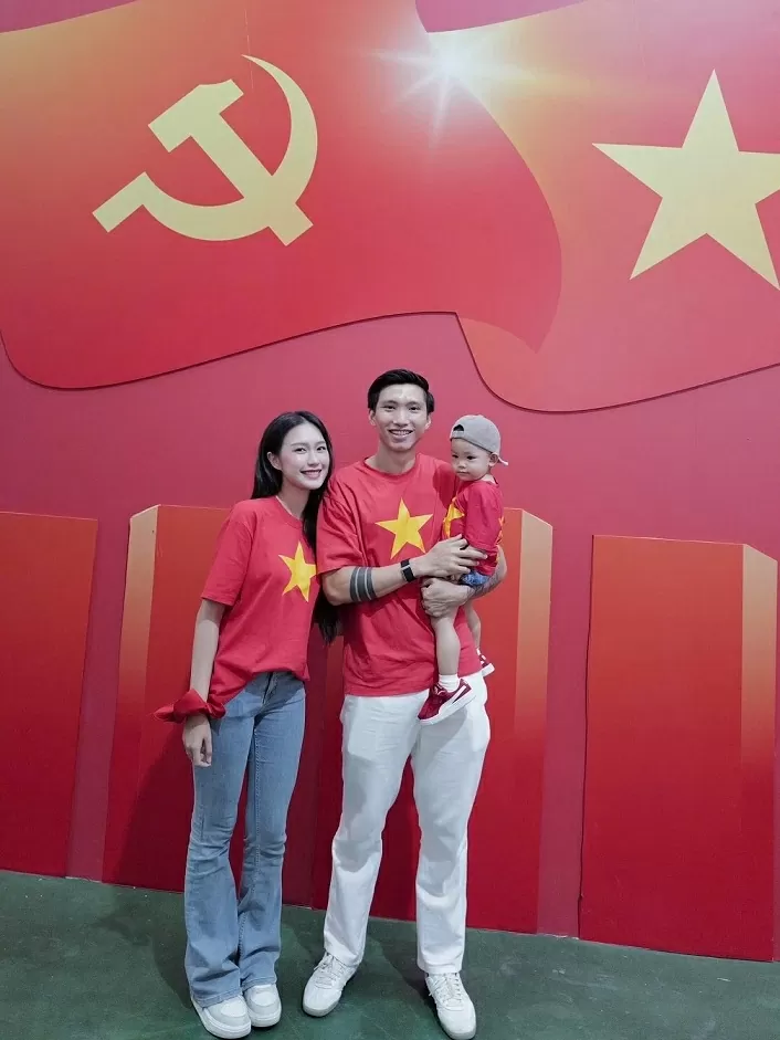 Gia đình Văn Hậu chụp ảnh kỷ niệm hai năm ngày cưới Gia đình Văn Hậu chụp ảnh kỷ niệm hai năm ngày cưới