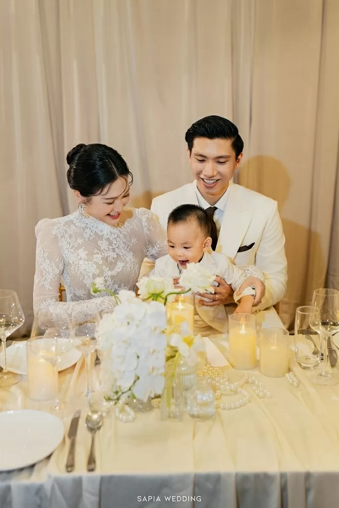 Gia đình Văn Hậu chụp ảnh kỷ niệm hai năm ngày cưới Gia đình Văn Hậu chụp ảnh kỷ niệm hai năm ngày cưới