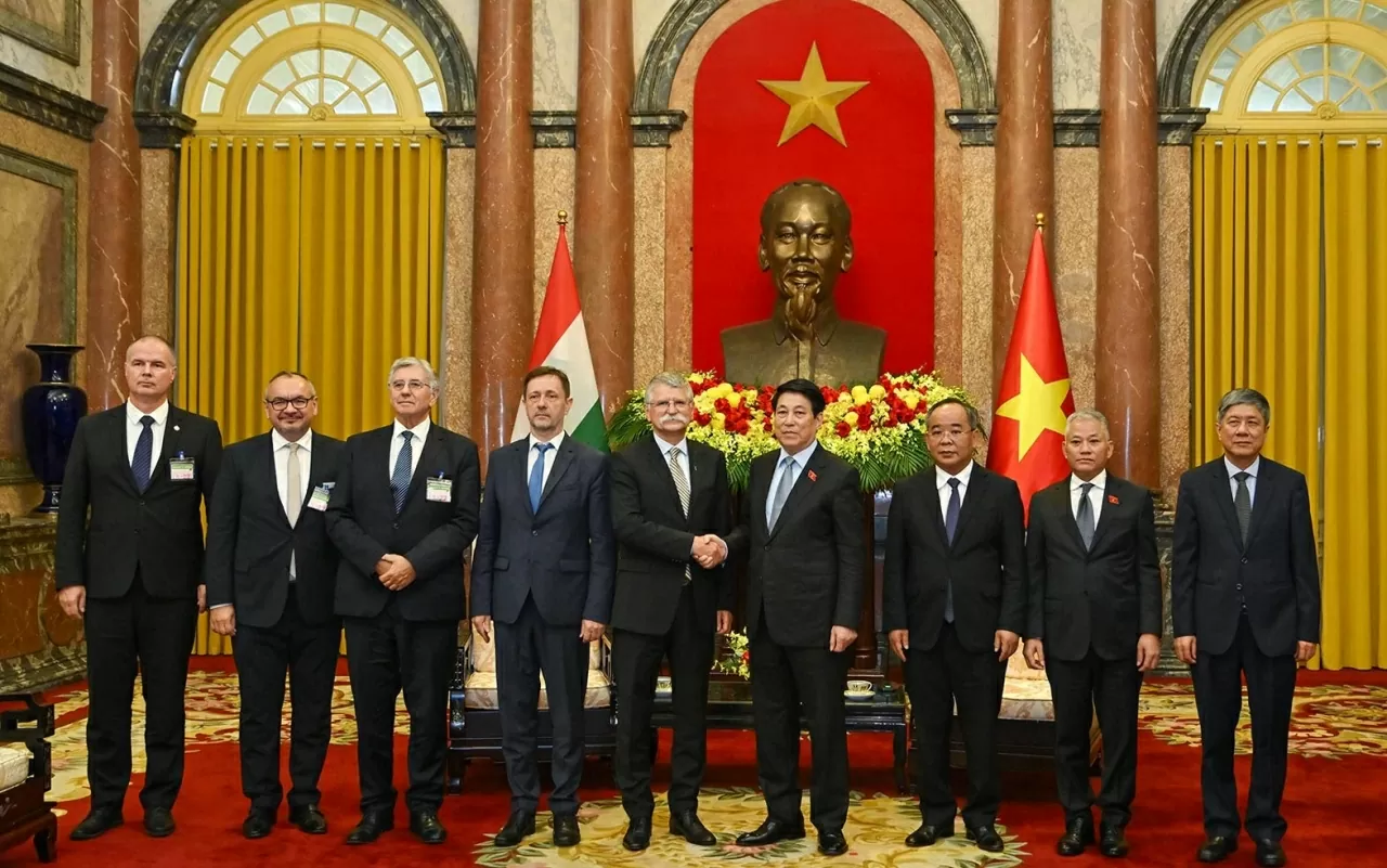Chủ tịch nước Lương Cường và Chủ tịch Quốc hội Hungary Kover Laszlo với các đại biểu tham dự buổi tiếp. Chủ tịch nước Lương Cường và Chủ tịch Quốc hội Hungary Kover Laszlo với các đại biểu tham dự buổi tiếp.
