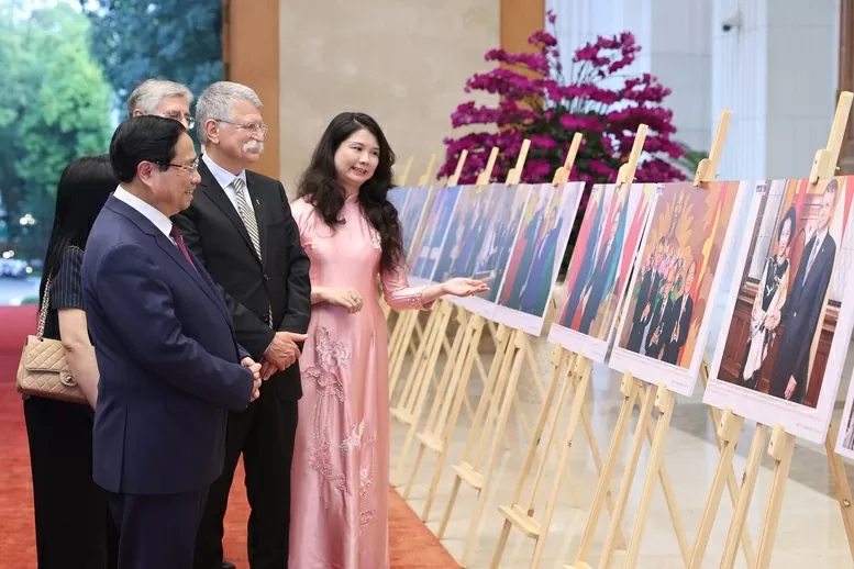 Thủ tướng Phạm Minh Chính và Chủ tịch Quốc hội Hungary Kover Laszlo tham quan trưng bày ảnh về quan hệ hợp tác giữa hai nước. (Ảnh: Nhật Bắc)