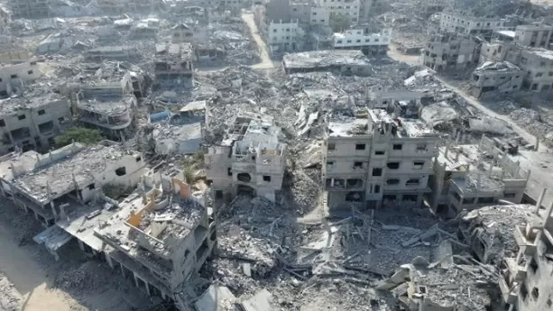 cảnh tàn phá do các cuộc ném bom của Israel xung quanh Nhà thờ Hồi giáo Ahl As Sunna, Phố Jalal và Vòng xoay Abu Hamid ở Khan Younis, phía nam Gaza. Ảnh: Anadolu/Getty Images