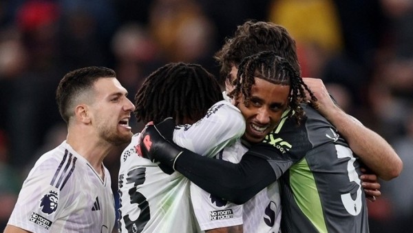 HLV Arne Slot nói đúng, Man Utd là 'vua' đường chuyền dài ở Ngoại hạng Anh 2025/26