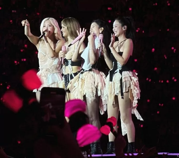 Sau đêm diễn, bạn trai nhà tỷ phú đón Lisa BlackPink bằng máy bay riêng Sau đêm diễn, bạn trai nhà tỷ phú đón Lisa BlackPink bằng máy bay riêng