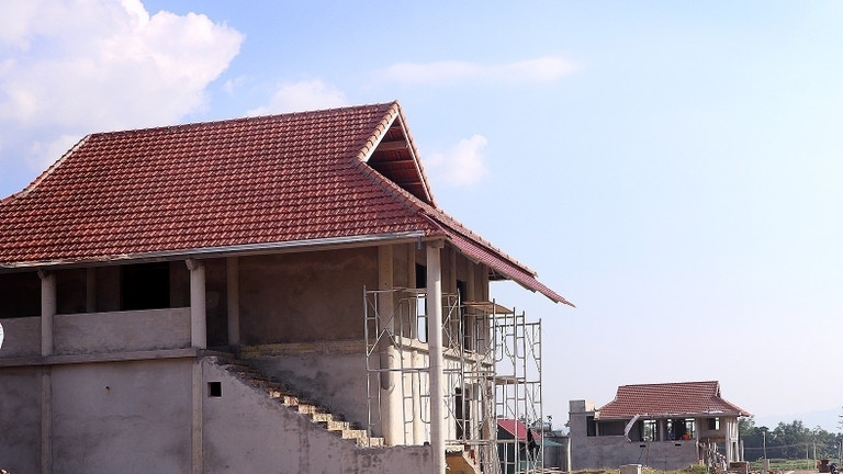 Phú Thọ: Khẩn trương hoàn thiện các hạng mục kiến trúc nhà sàn khu tái định cư sau thiên tai sạt lở đất, đá