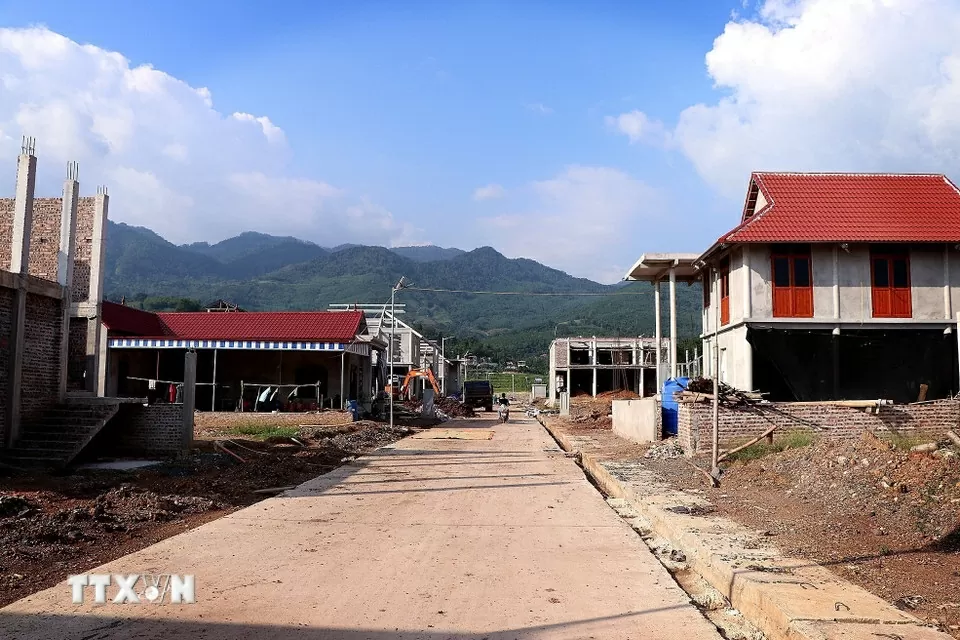 Các con đường của khu tái định cư xóm Rài được bê tông hóa, thuận tiện cho người dân đi lại. 