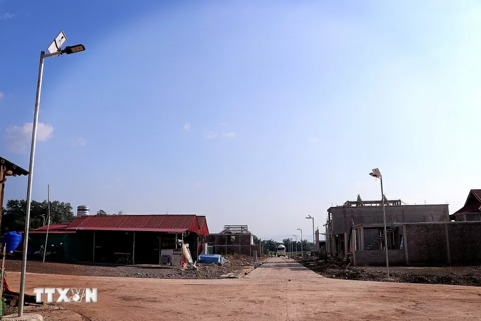 Hệ thống điện, đường dùng năng lượng mặt trời cơ bản hoàn thành. 