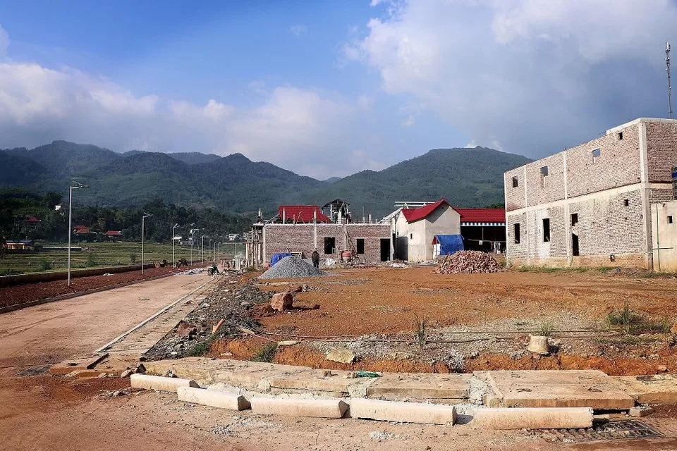 Những ngôi nhà mới tại khu tái định cư bảo đảm không gian đúng quy hoạch. 