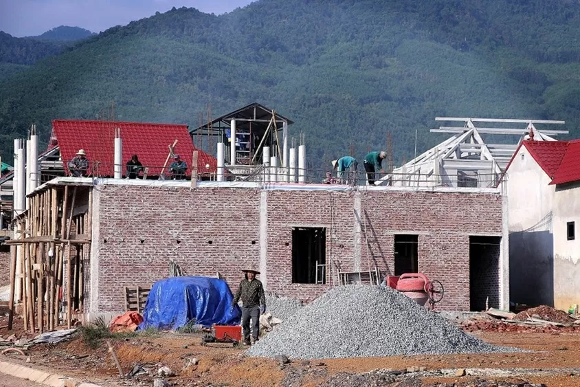 Các hộ dân được di dời khỏi vùng nguy hiểm tích cực hoàn thiện ngôi nhà được Nhà nước hỗ trợ.