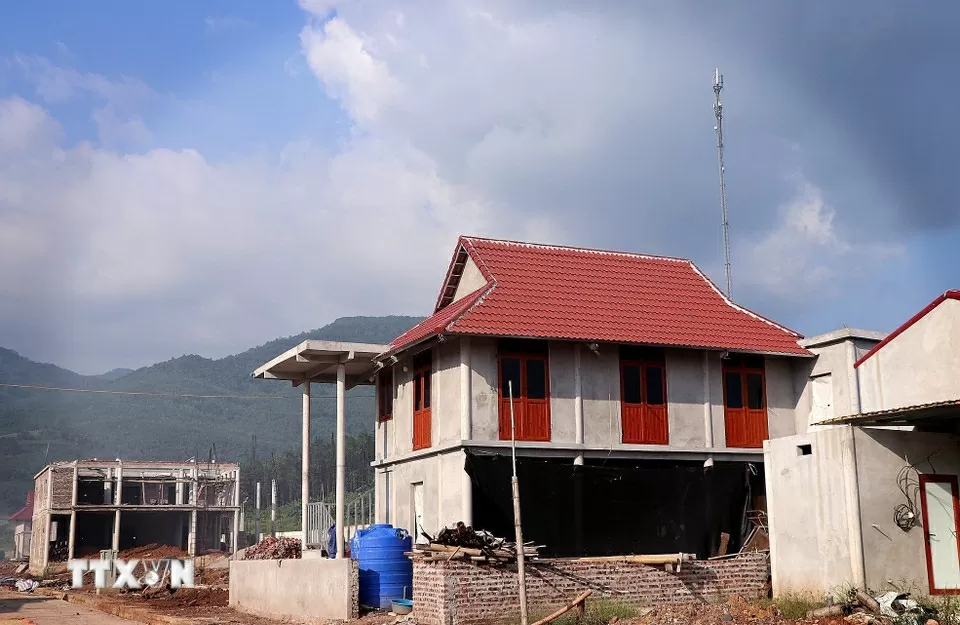 Phú Thọ: Khẩn trương hoàn thiện các hạng mục kiến trúc nhà sàn khu tái định cư sau thiên tai sạt lở đất đá