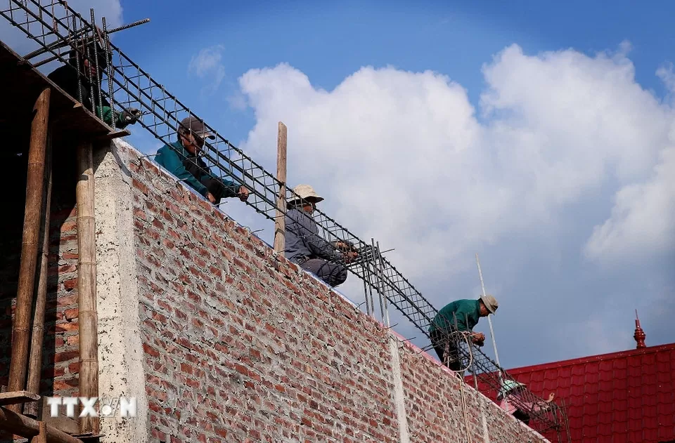 Người dân và chính quyền địa phương khẩn trương hoàn thiện các hạng mục nhà ở tại khu tái định cư. 