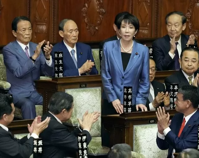 Sanae Takaichi (đứng), lãnh đạo Đảng Dân chủ Tự do cầm quyền của Nhật Bản, được bầu làm nữ thủ tướng đầu tiên của Nhật Bản trong phiên họp toàn thể của Hạ viện tại Tokyo vào ngày 21 tháng 10 năm 2025. (Kyodo)