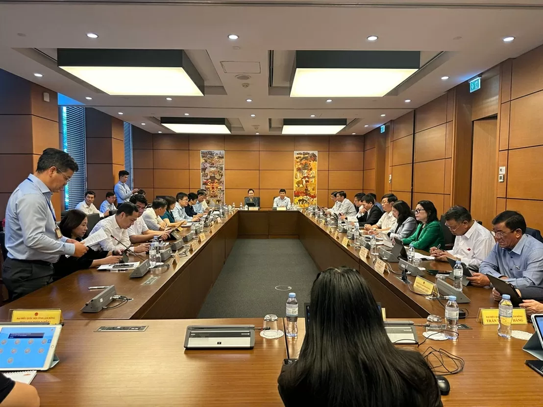 Toàn cảnh phiên thảo luận tại Tổ 7, gồm Đoàn ĐBQH các tỉnh Nghệ An và Lâm Đồng. (Nguồn: Quốc hội)