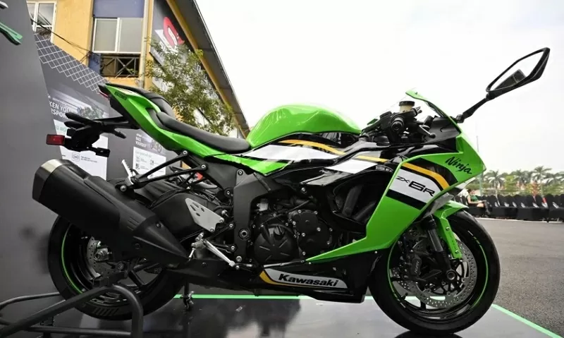 Giá xe Kawasaki Ninja ZX-6R 2025 được niêm yết ở mức 299 triệu đồng. Giá xe Kawasaki Ninja ZX-6R 2025 được niêm yết ở mức 299 triệu đồng.