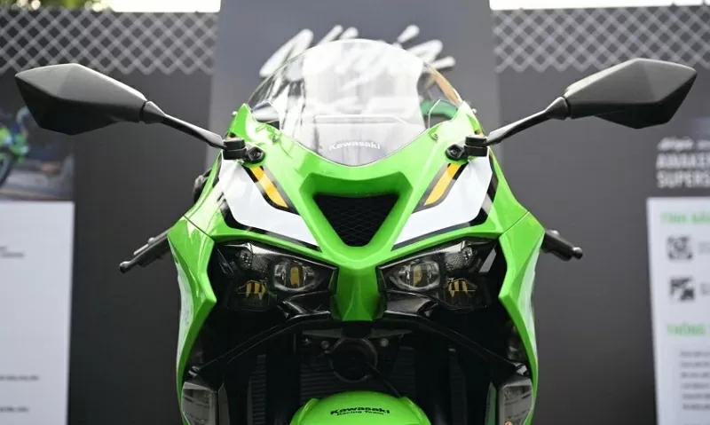 Kính chắn gió cỡ lớn giúp tối ưu hóa khí động học và góp phần nâng cao hiệu suất vận hành.