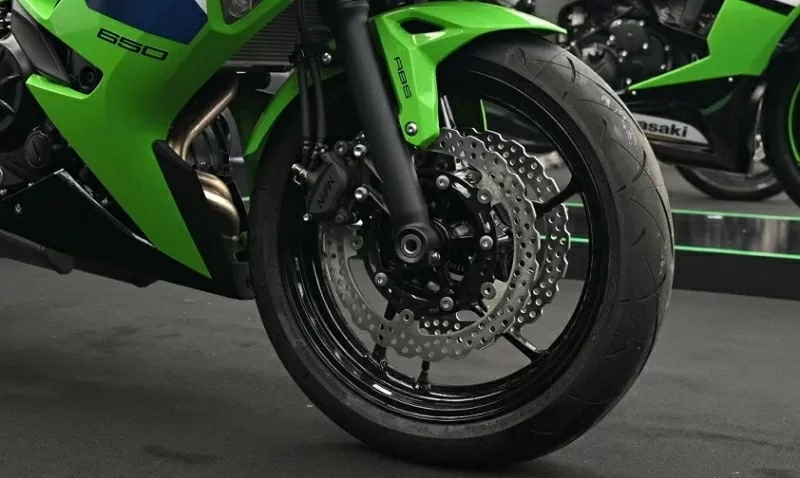 Kawasaki Ninja ZX-6R 2025 được trang bị hệ thống phanh đĩa kép kích thước 310 mm ở phía trước.