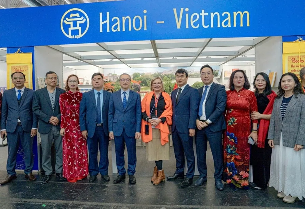 Các đại biểu tham dự Lễ khai mạc không gian sách Việt Nam tại Hội sách quốc tế Frankfurt 2025 (Ảnh: Sở Văn hóa và thể thao Hà Nội).