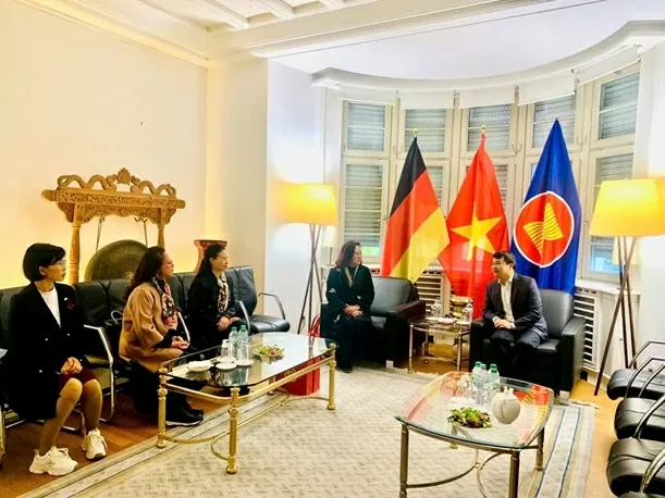 Đoàn công tác thăm và làm việc với Lãnh sự quán Việt Nam                                                              tại Frankfurt