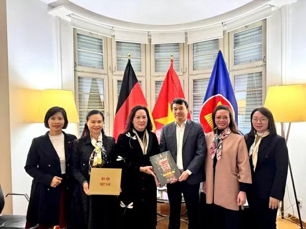 Đoàn công tác Thành phố Hà Nội thăm và tặng sách cho Lãnh sự quán Việt Nam tại Frankfurt Đoàn công tác Thành phố Hà Nội thăm và tặng sách cho Lãnh sự quán Việt Nam tại Frankfurt