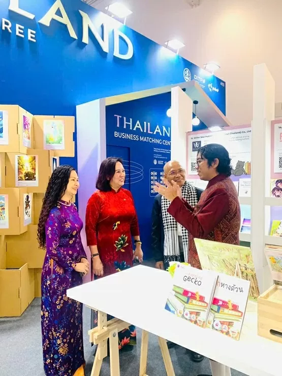 Bà Nguyễn Thị Mai Hương -  Phó Giám đốc Sở Văn hóa và Thể thao Hà Nội thăm gian hàng và trao đổi về hợp tác xuất bản với đại diện Hiệp hội Xuất bản Thái Lan