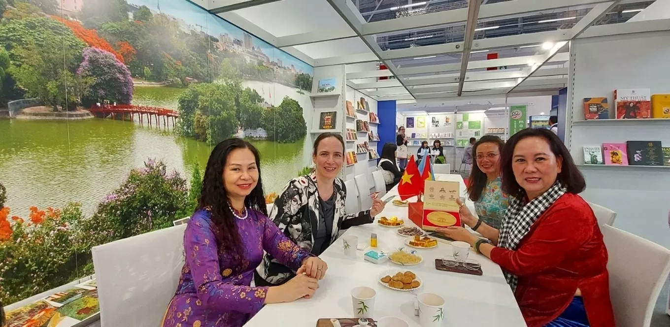 Đoàn công tác Thành phố Hà  Nội làm việc với bà Nicole Grüner - Giám đốc Tài chính và kinh doanh của Tổ chức Hội sách Frankfurt.