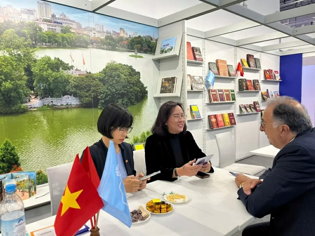 Bà Nguyễn Thị Mai Hương -  Phó Giám đốc Sở Văn hóa và Thể thao Hà Nội                 trao đổi về hoạt động xuất bản, giao dịch bản quyền với đối tác nước ngoài tại  Hội sách (Ảnh: Sở VH&TT Hà  Nội)