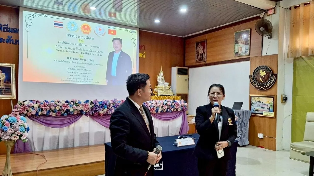Lan tỏa tình hữu nghị Việt Nam-Thái Lan từ giảng đường Đại học Học giả châu Á. (Nguồn: Tổng lãnh sự quán Việt Nam tại Khon Kaen) Lan tỏa tình hữu nghị Việt Nam-Thái Lan từ giảng đường Đại học Học giả châu Á. (Nguồn: Tổng lãnh sự quán Việt Nam tại Khon Kaen)