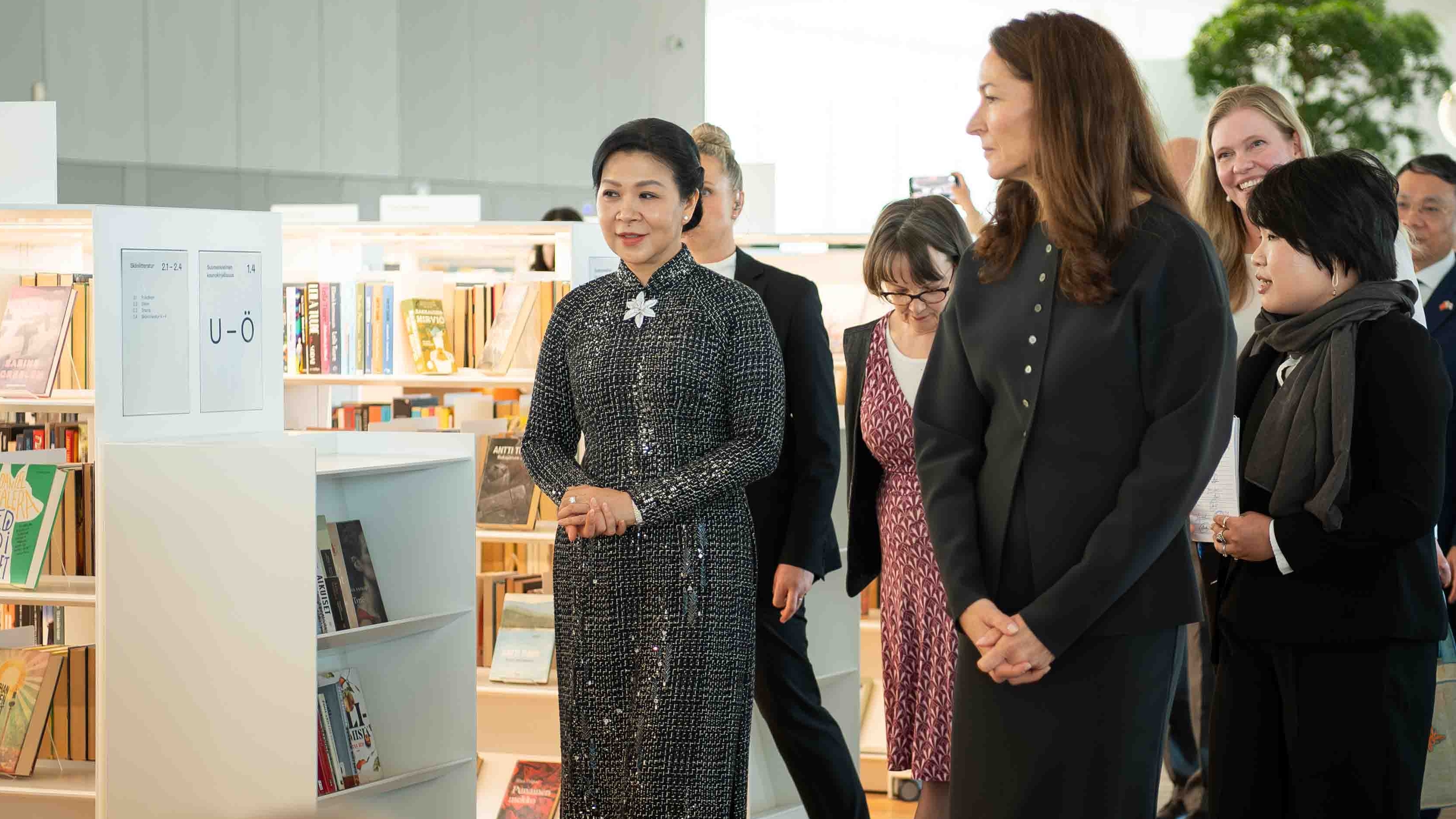 Phu nhân Tổng Bí thư, bà Ngô Phương Ly tặng tủ sách tiếng Việt cho Trung tâm Oodi, Phần Lan