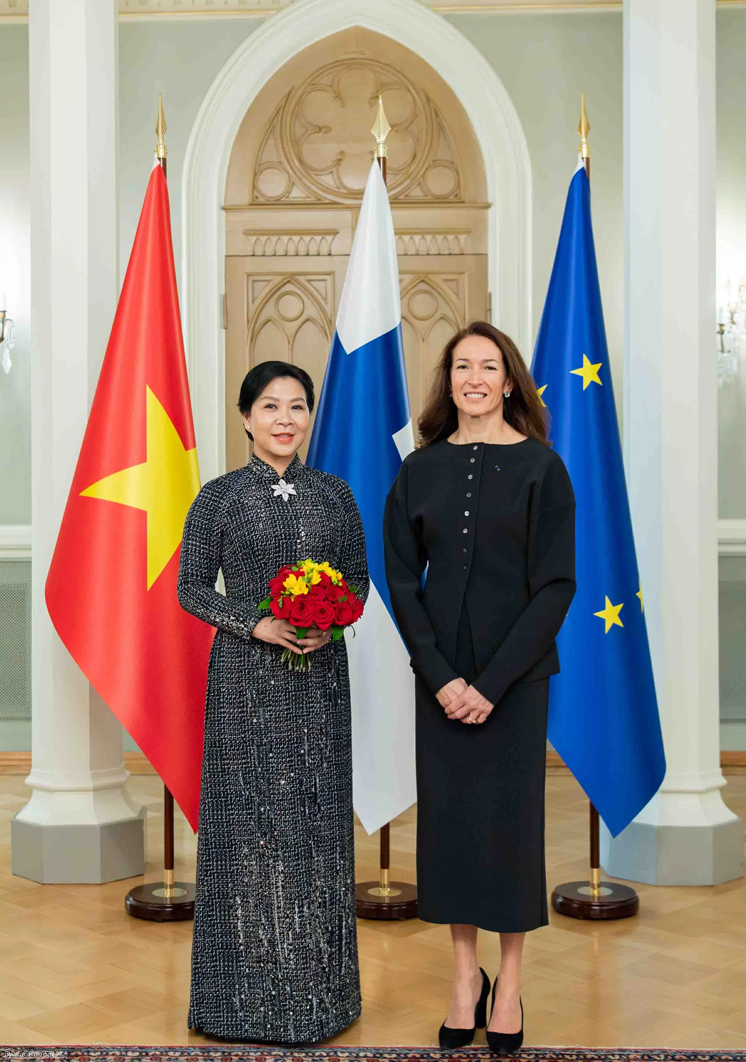 Phu nhân Tổng Bí thư, bà Ngô Phương Ly tặng tủ sách tiếng Việt cho Trung tâm Oodi, Phần Lan