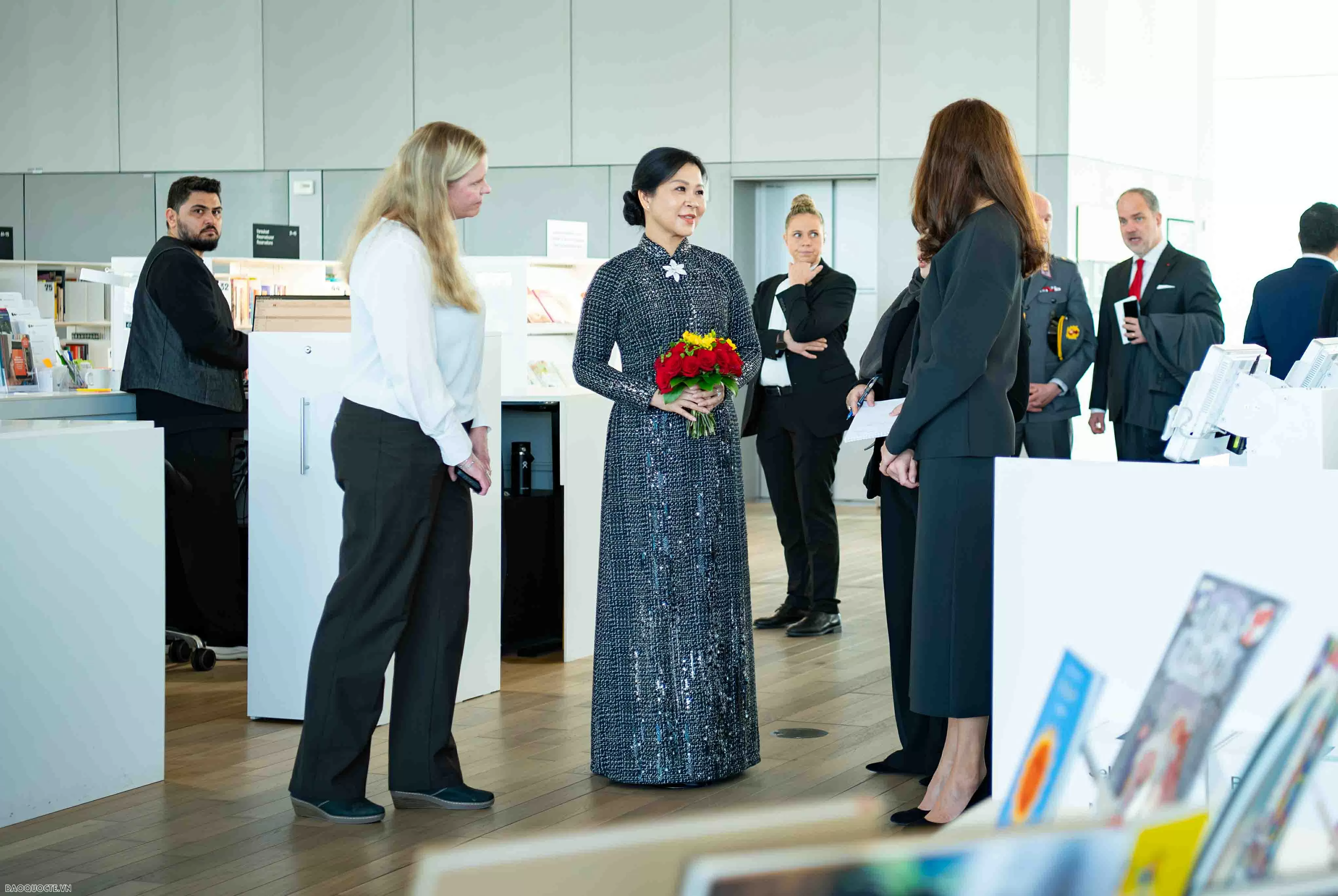 Phu nhân Tổng Bí thư, bà Ngô Phương Ly tặng tủ sách tiếng Việt cho Trung tâm Oodi, Phần Lan