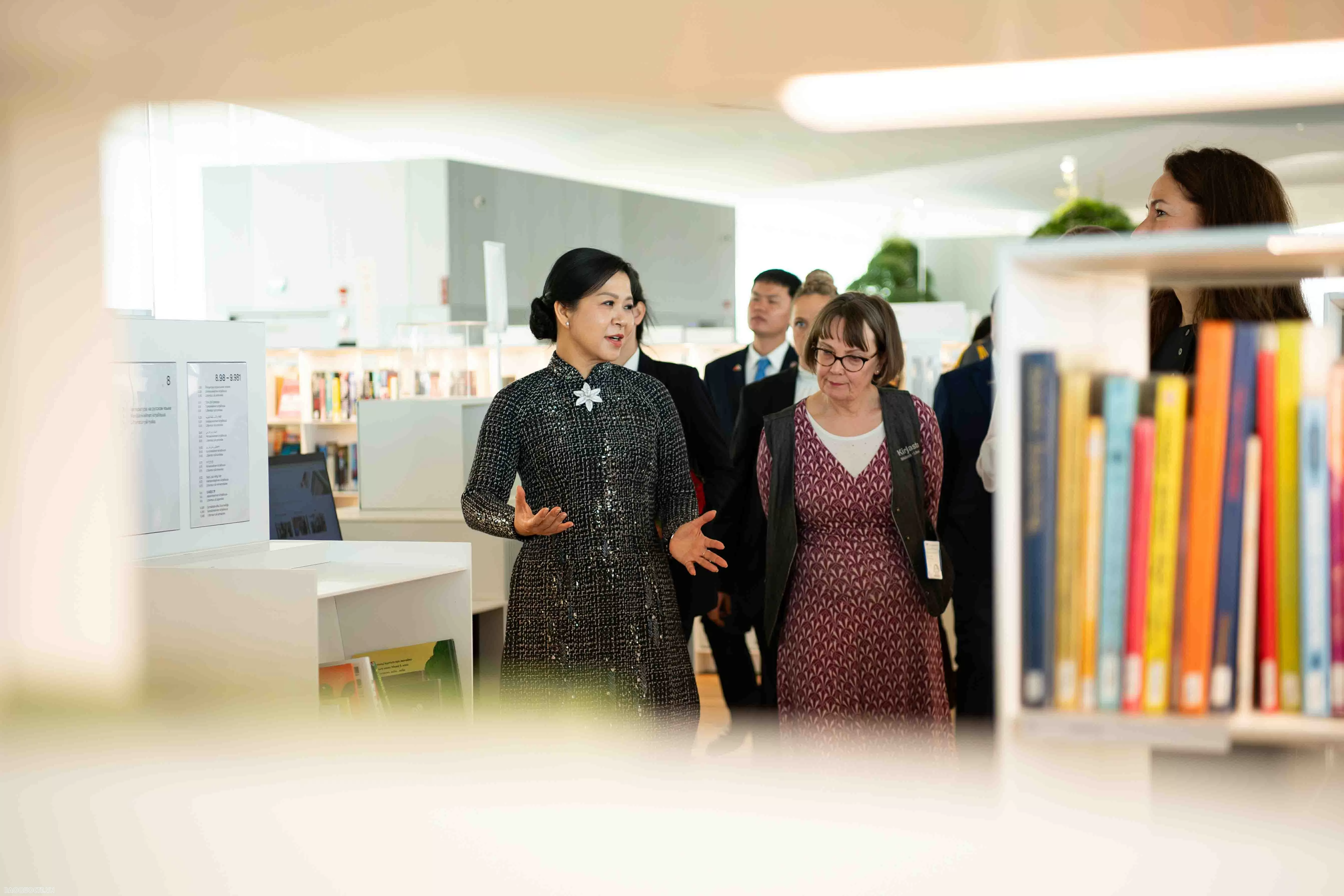 Phu nhân Tổng Bí thư, bà Ngô Phương Ly tặng tủ sách tiếng Việt cho Trung tâm Oodi, Phần Lan Phu nhân Tổng Bí thư, bà Ngô Phương Ly tặng tủ sách tiếng Việt cho Trung tâm Oodi, Phần Lan