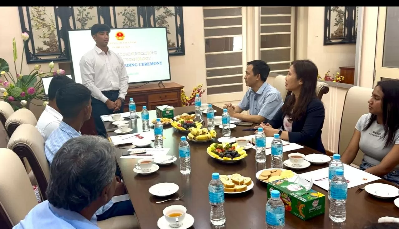 Lễ trao học bổng toàn phần cho sinh viên Sri Lanka sang học tại Học viện Công nghệ Bưu chính Viễn thông Lễ trao học bổng toàn phần cho sinh viên Sri Lanka sang học tại Học viện Công nghệ Bưu chính Viễn thông