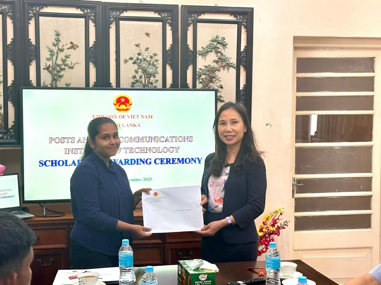 Lễ trao học bổng toàn phần cho sinh viên Sri Lanka sang học tại Học viện Công nghệ Bưu chính Viễn thông Lễ trao học bổng toàn phần cho sinh viên Sri Lanka sang học tại Học viện Công nghệ Bưu chính Viễn thông