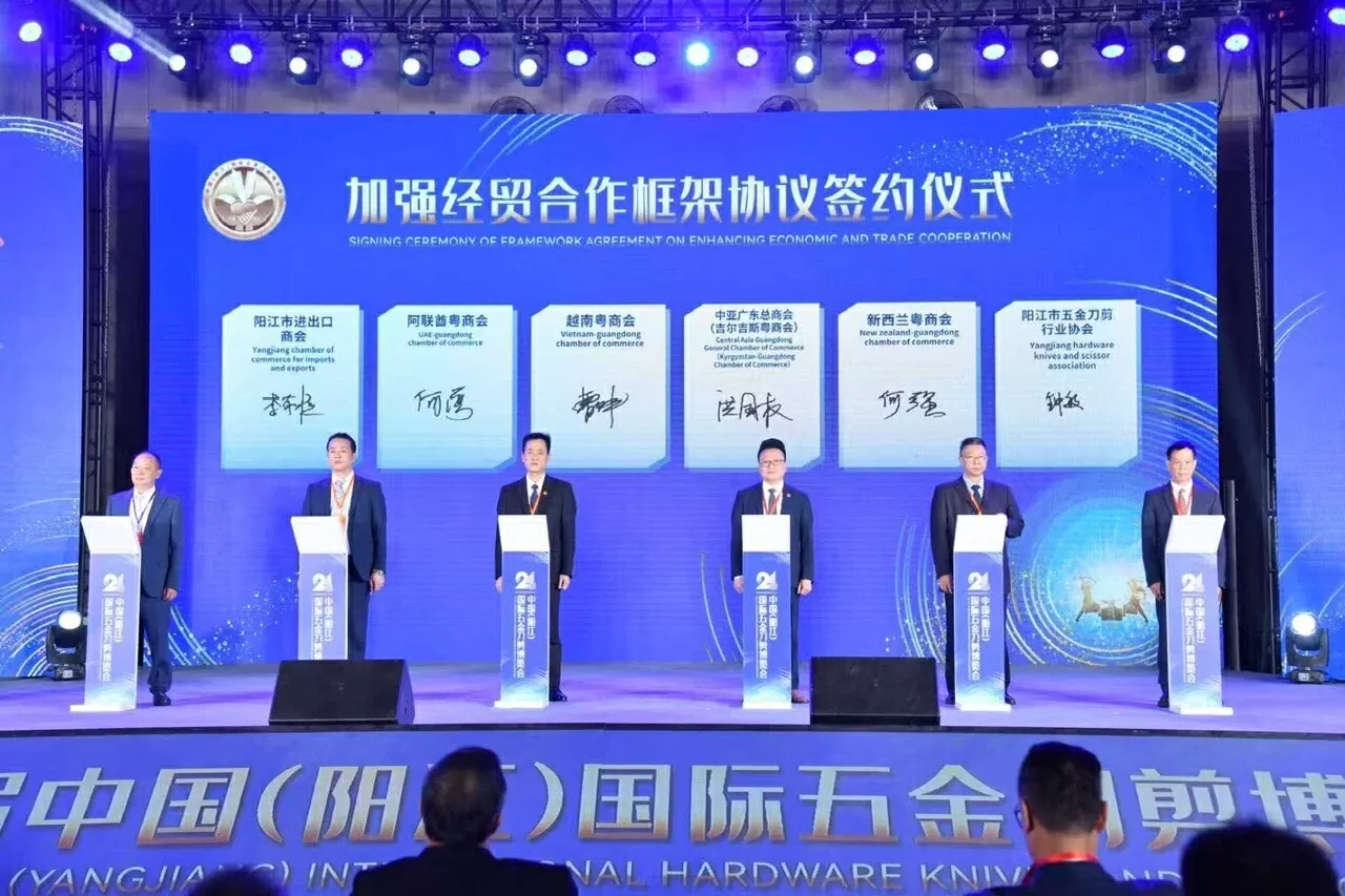 Tổng Lãnh sự quán Việt Nam tại Quảng Châu tham dự Triển lãm công cụ kim loại quốc tế Trung Quốc (Dương Giang) lần thứ 24