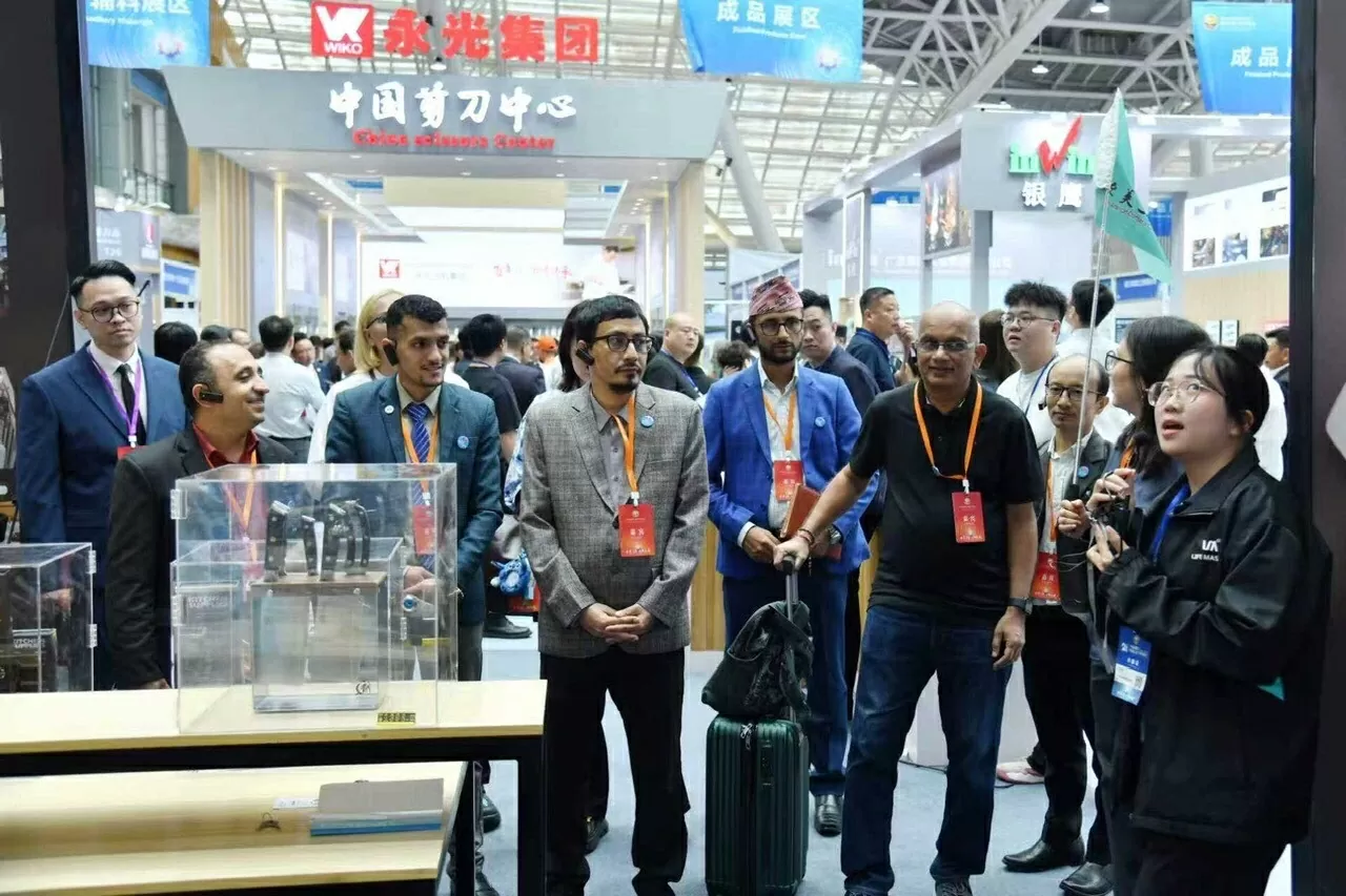 Tổng Lãnh sự quán Việt Nam tại Quảng Châu tham dự Triển lãm công cụ kim loại quốc tế Trung Quốc (Dương Giang) lần thứ 24 Tổng Lãnh sự quán Việt Nam tại Quảng Châu tham dự Triển lãm công cụ kim loại quốc tế Trung Quốc (Dương Giang) lần thứ 24