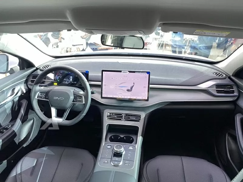 BYD Seal 5 gây ấn tượng với màn hình trung tâm kích thước 12,8 inch có thể xoay linh hoạt theo hai chiều dọc và ngang.