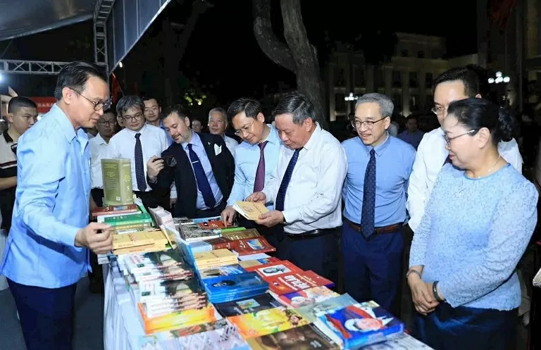 Xây dựng văn hoá đọc ở Hà Nội: Bồi đắp chiều sâu tri thức cho Thủ đô ngàn năm văn hiến Xây dựng văn hoá đọc ở Hà Nội: Bồi đắp chiều sâu tri thức cho Thủ đô ngàn năm văn hiến
