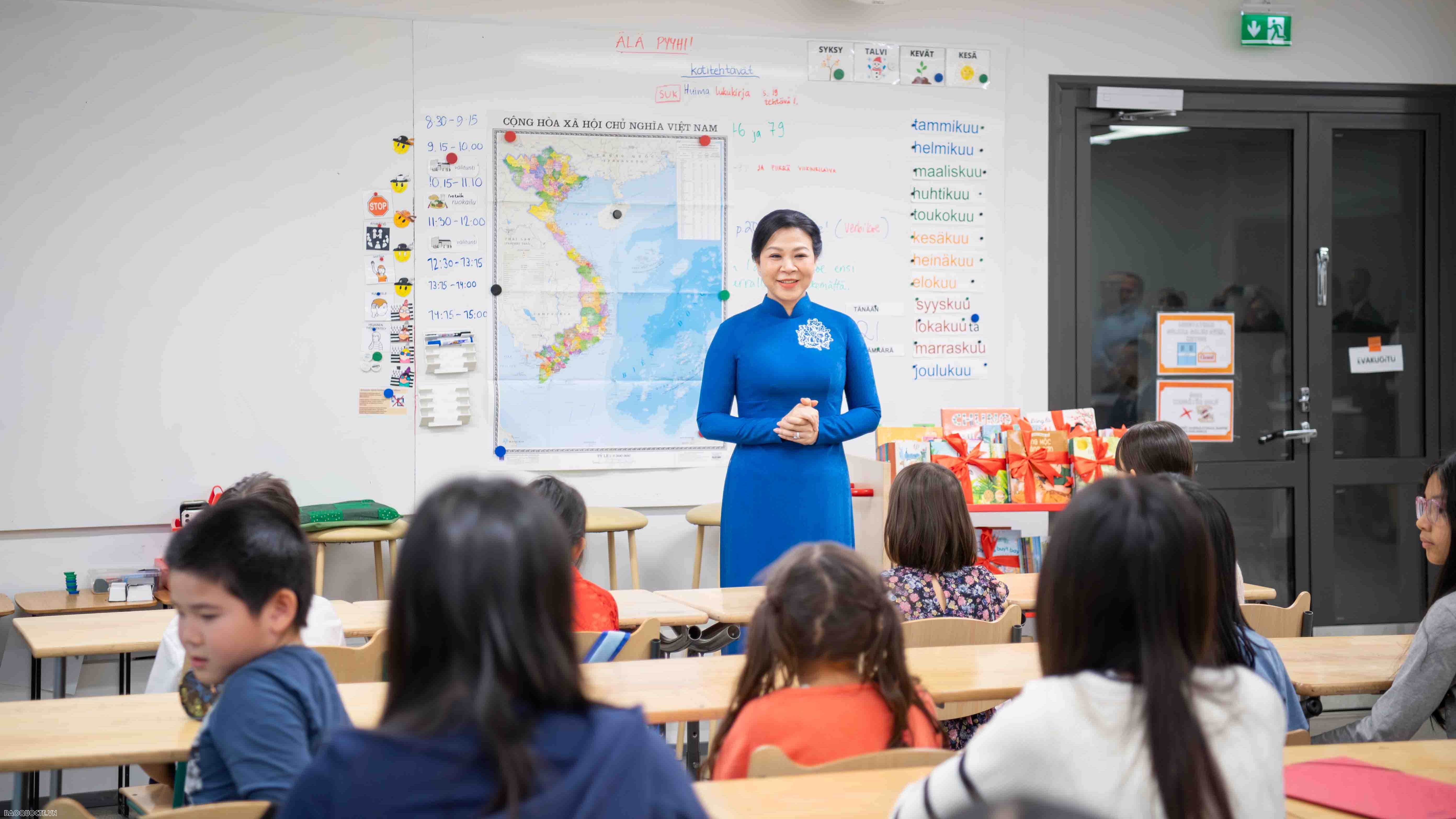 Phu nhân Tổng Bí thư thăm lớp học tiếng Việt tại Phần Lan