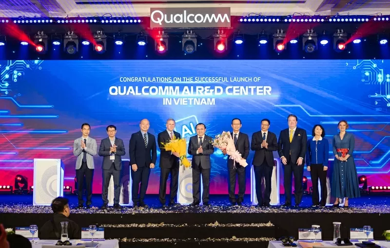 Lễ ra mắt: Một cột mốc quan trọng: Qualcomm chính thức ra mắt Trung tâm R&D AI tại Việt Nam, đánh dấu một bước tiến táo bạo với sự hỗ trợ của các đối tác chủ chốt và quan chức chính phủ.