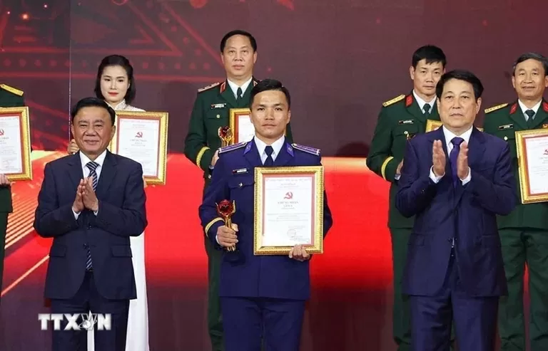 Chủ tịch nước dự Lễ trao giải Cuộc thi Chính luận về Bảo vệ nền tảng tư tưởng của Đảng lần thứ Năm