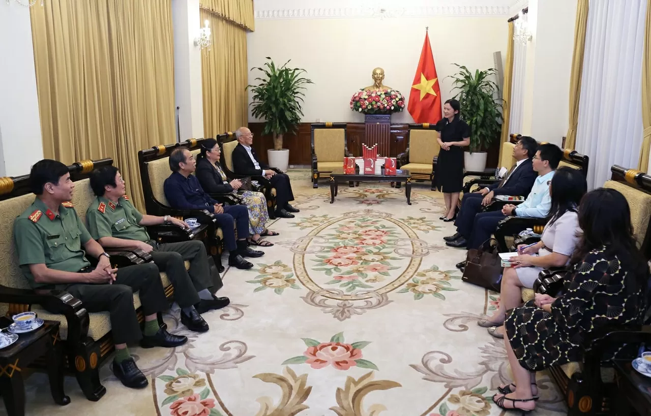 Nhà văn Trình Quang Phú tặng sách viết về Bác Hồ cho Bộ Ngoại giao Nhà văn Trình Quang Phú tặng sách viết về Bác Hồ cho Bộ Ngoại giao