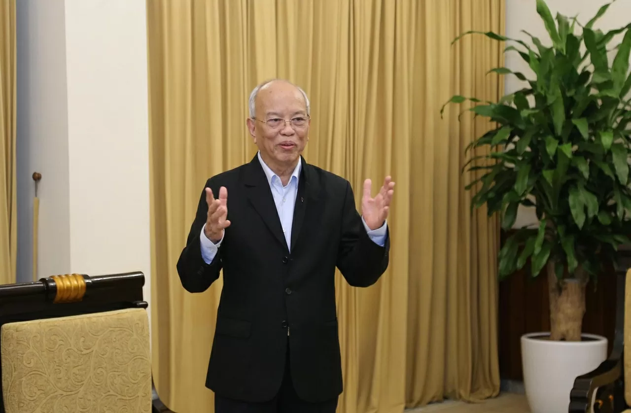 Nhà văn Trình Quang Phú tặng sách viết về Bác Hồ cho Bộ Ngoại giao