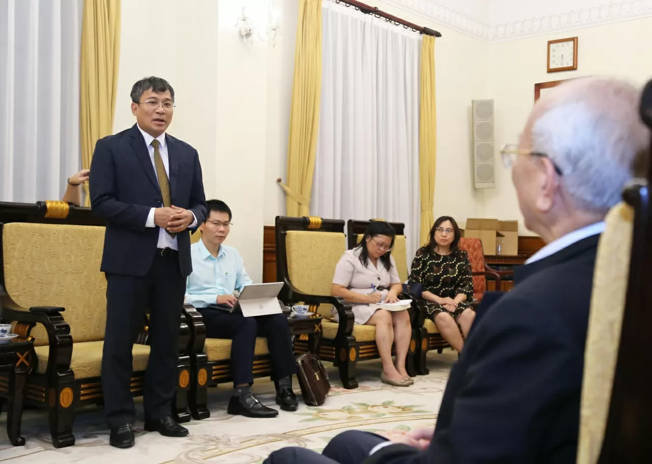 Nhà văn Trình Quang Phú tặng sách viết về Bác Hồ cho Bộ Ngoại giao Nhà văn Trình Quang Phú tặng sách viết về Bác Hồ cho Bộ Ngoại giao