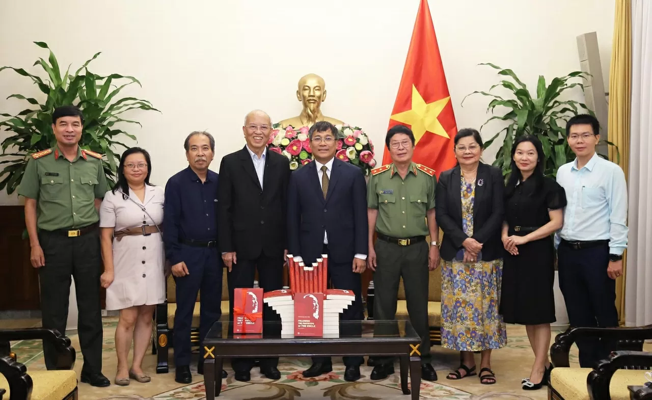 Nhà văn Trình Quang Phú tặng sách viết về Bác Hồ cho Bộ Ngoại giao Nhà văn Trình Quang Phú tặng sách viết về Bác Hồ cho Bộ Ngoại giao