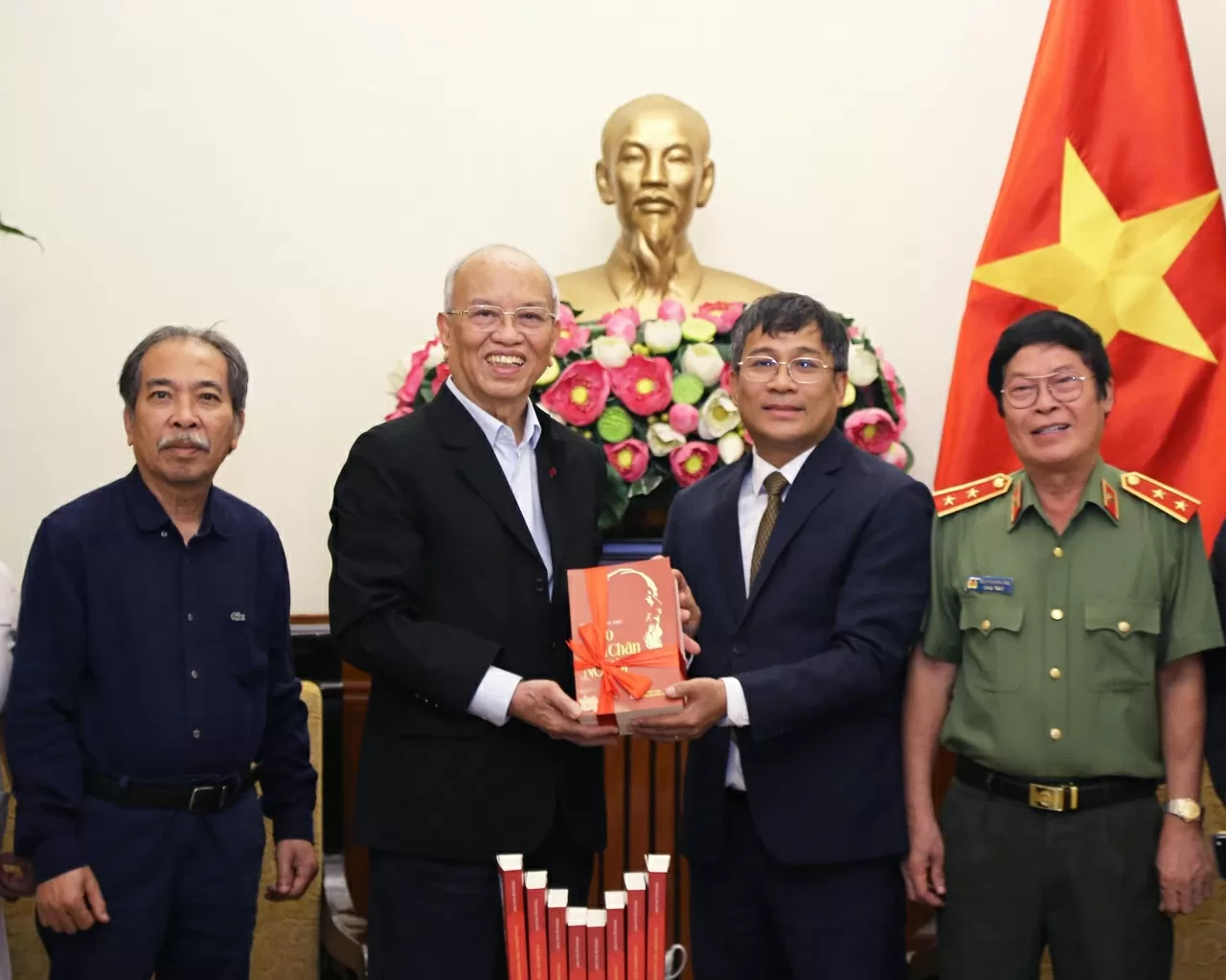 Nhà văn Trình Quang Phú tặng sách viết về Bác Hồ cho Bộ Ngoại giao