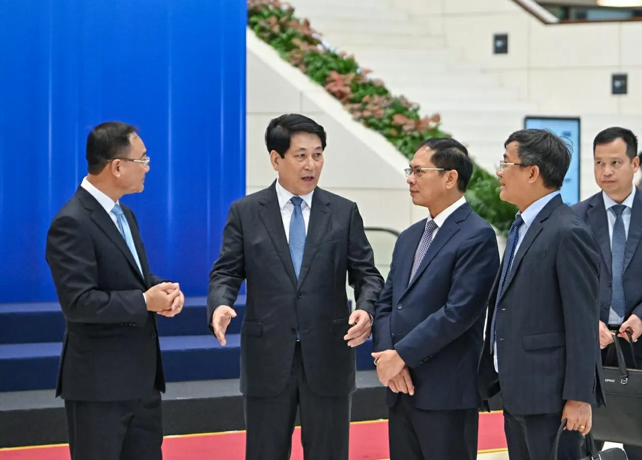 Chủ tịch nước Lương Cường rà soát công tác chuẩn bị cho Lễ mở ký cùng với Phó Thủ tướng Bùi Thanh Sơn, Thứ trưởng Thường trực Ngoại giao Nguyễn Minh Vũ và Thứ trưởng Bộ Công an Phạm Thế Tùng. (Ảnh: Thủy Nguyên)