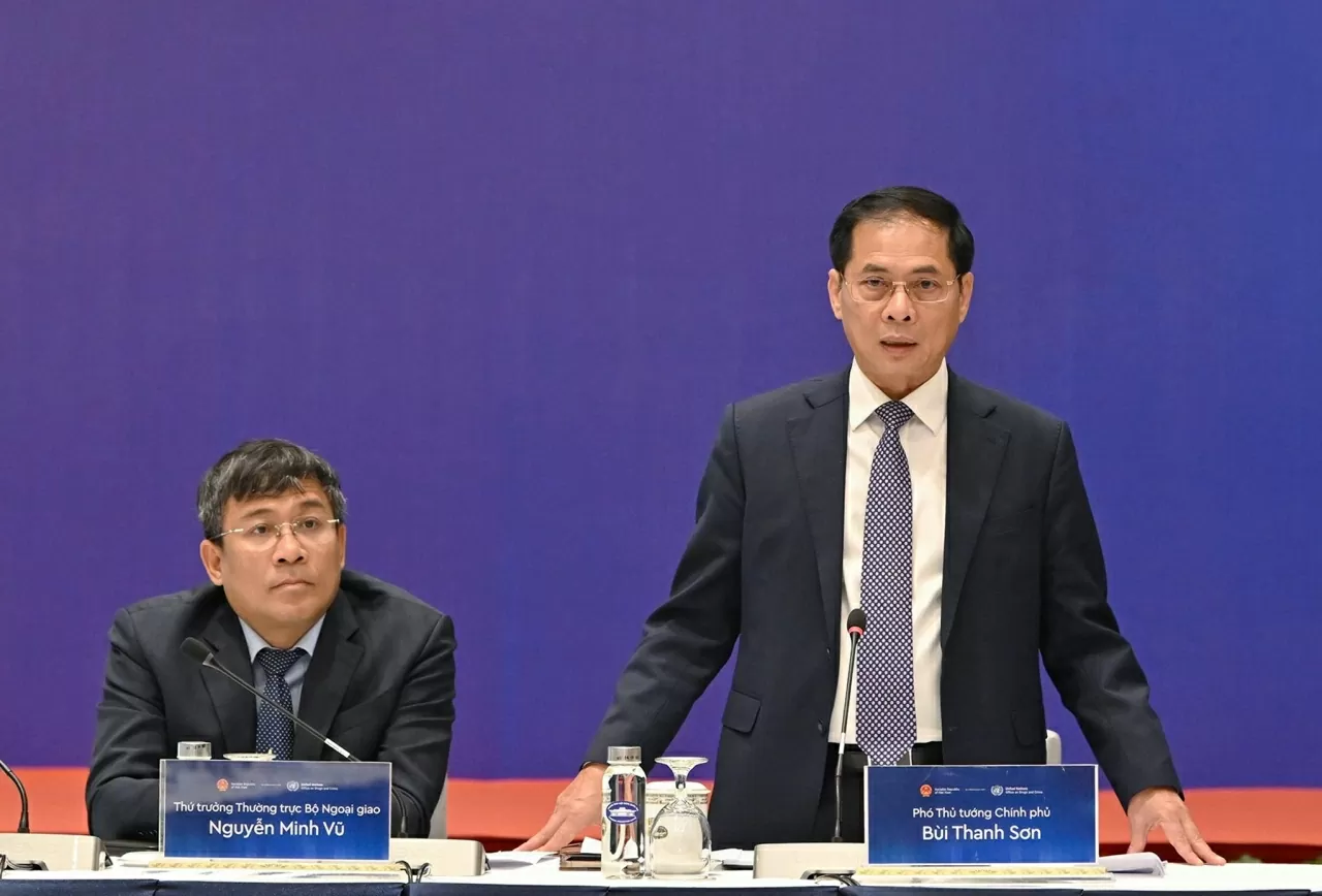 Phó Thủ tướng Chính phủ Bùi Thanh Sơn, Trưởng Ban Chỉ đạo Lễ mở ký Công ước Hà Nội báo cáo tiến độ chuẩn bị cho buổi Lễ mở ký. (Ảnh: Thành Long)