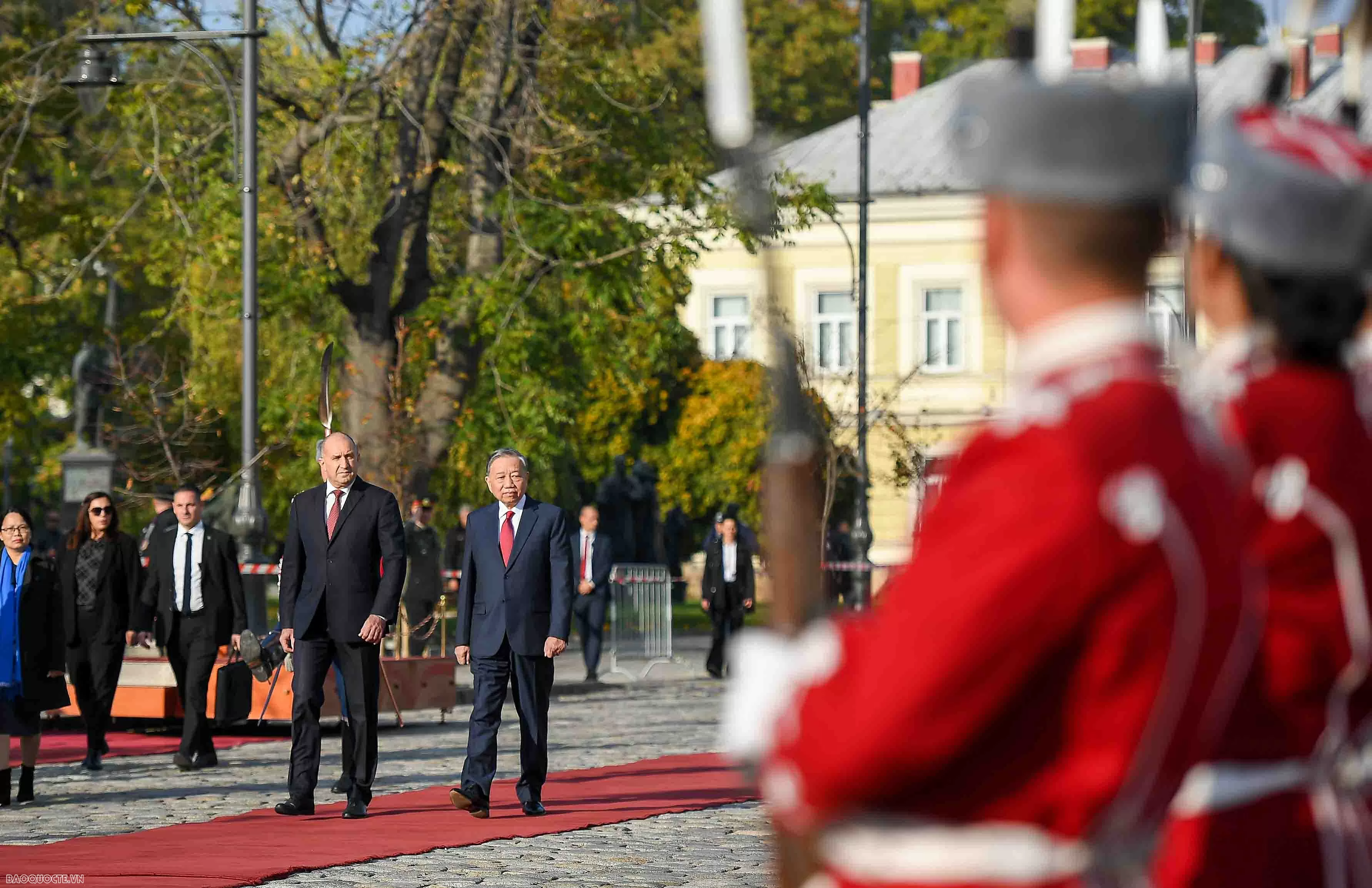 Hai nhà lãnh đạo duyệt đội danh dự. Lễ đón chính thức Tổng Bí thư Tô Lâm và Phu nhân tại Bulgaria