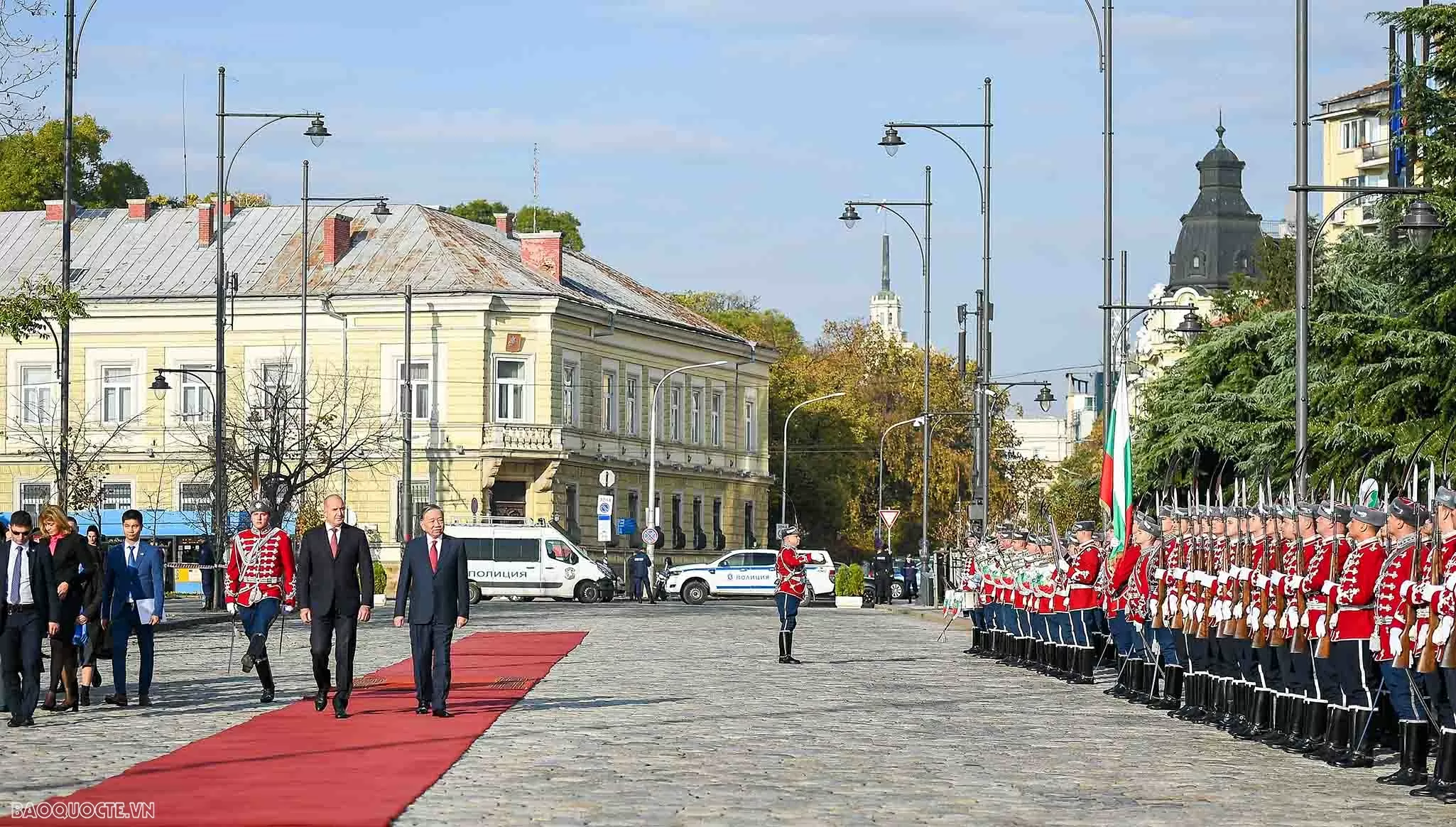 Hai nhà lãnh đạo duyệt đội danh dự Lễ đón chính thức Tổng Bí thư Tô Lâm và Phu nhân tại Bulgaria
